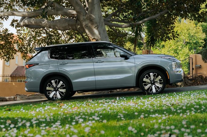 2026 Mitsubishi Outlander Reviews, Price, MPG and More | Capital One ...