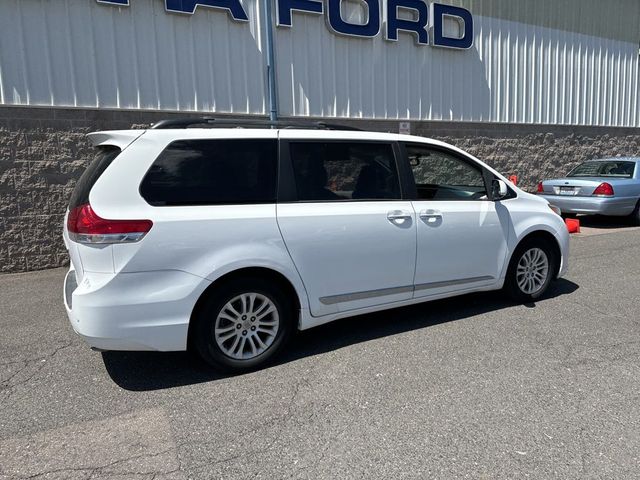 2012 Toyota Sienna XLE Auto Access Seat