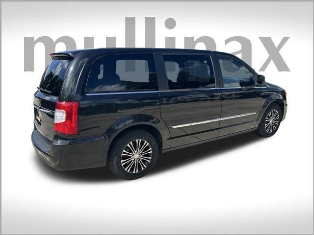 2013 Chrysler Town & Country S