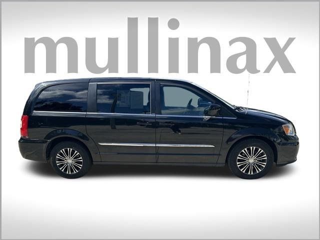 2013 Chrysler Town & Country S