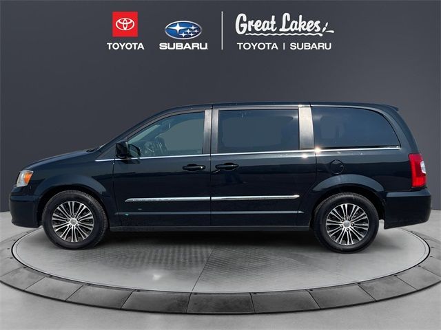 2013 Chrysler Town & Country S