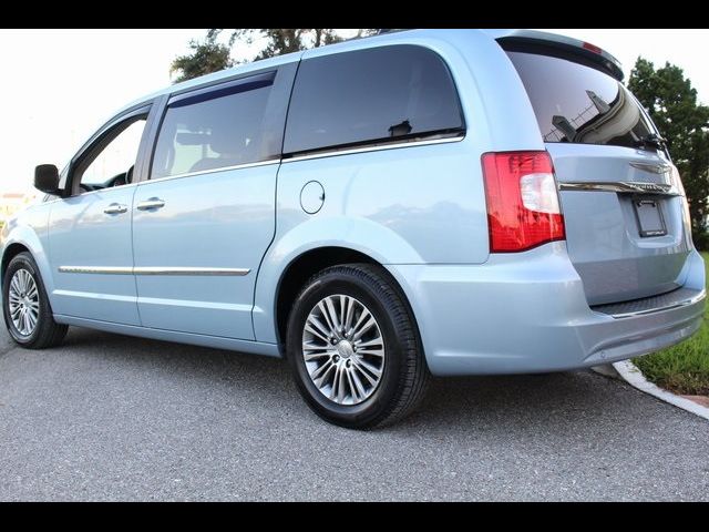 2013 Chrysler Town & Country Touring-L