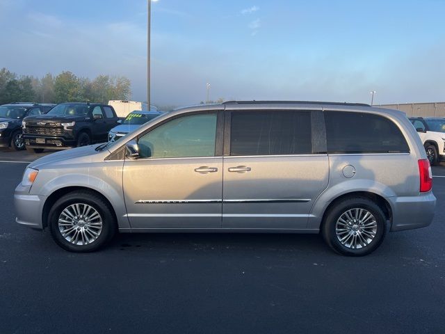 2013 Chrysler Town & Country Touring-L