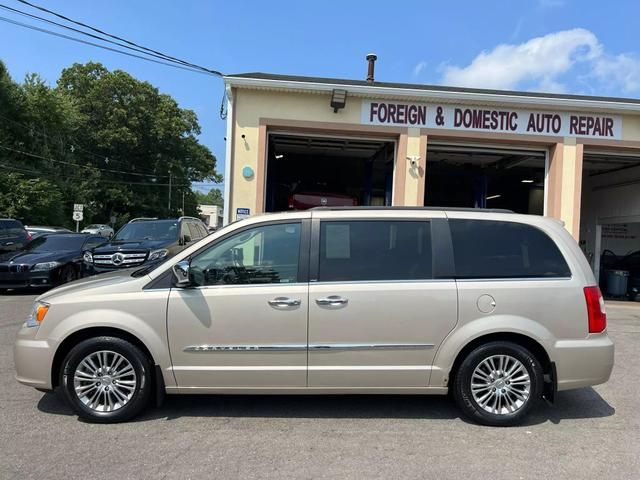 2013 Chrysler Town & Country Touring-L