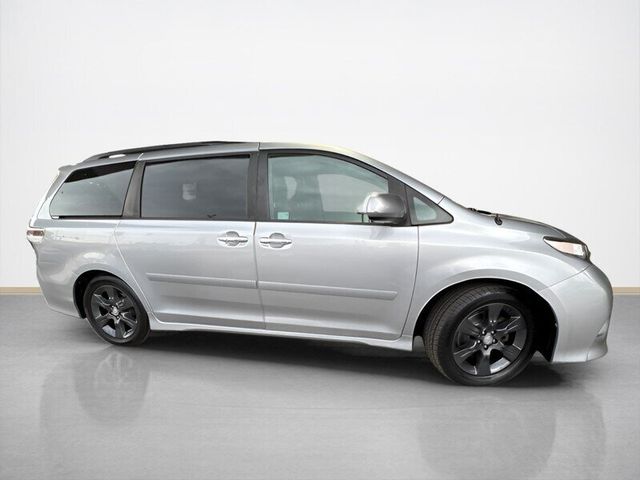 Used 2013 Toyota Sienna SE Minivan For Sale in Bloomington, IL