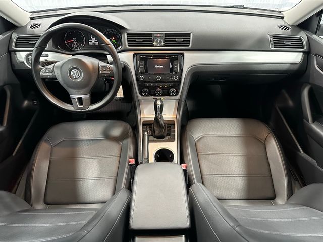 2013 Volkswagen Passat SE Navigation