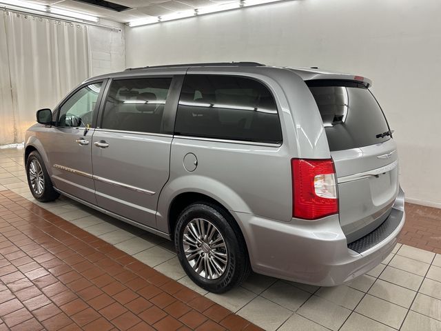 2014 Chrysler Town & Country Touring-L