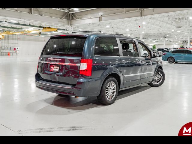 2014 Chrysler Town & Country Touring-L