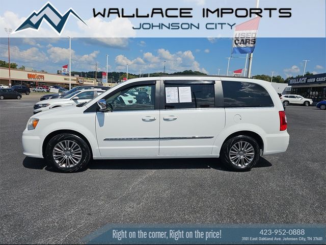 2014 Chrysler Town & Country Touring-L