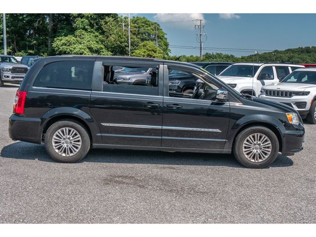 2014 Chrysler Town & Country Touring-L