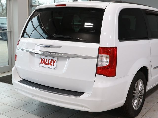 2014 Chrysler Town & Country Touring-L