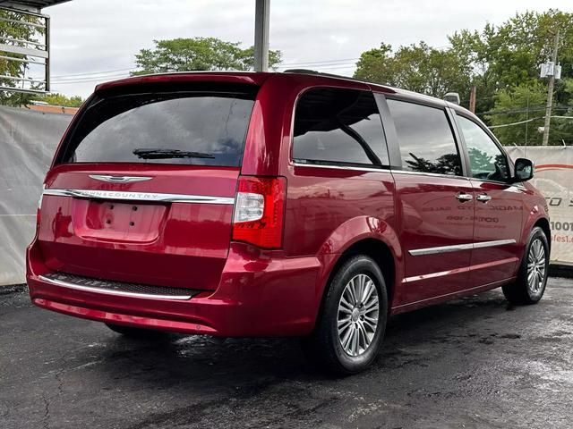 2014 Chrysler Town & Country Touring-L