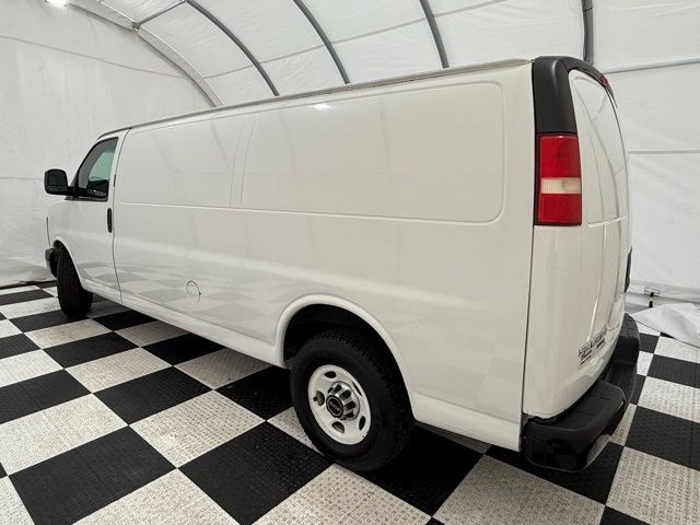 2014 GMC Savana Base