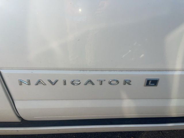 2014 Lincoln Navigator L Base