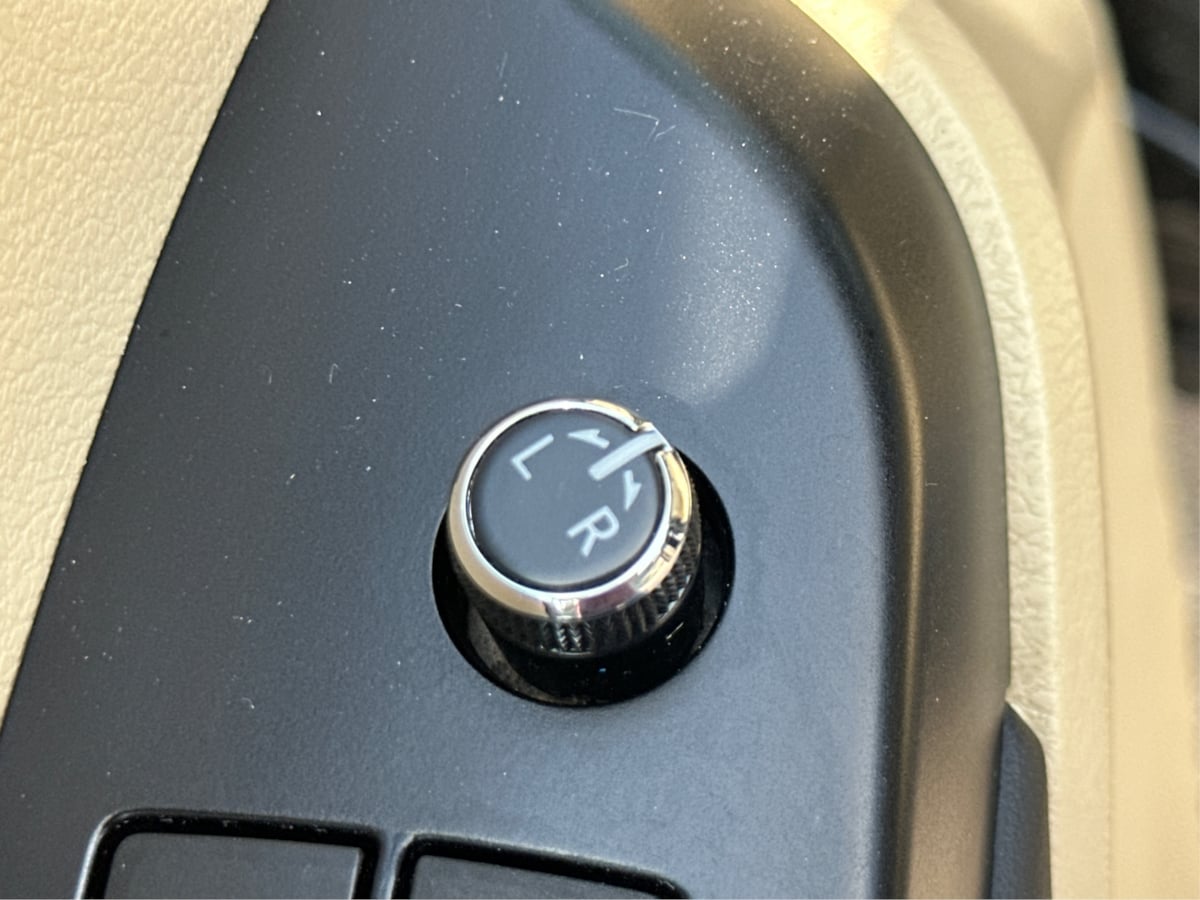 Vehicle image 27 of 37