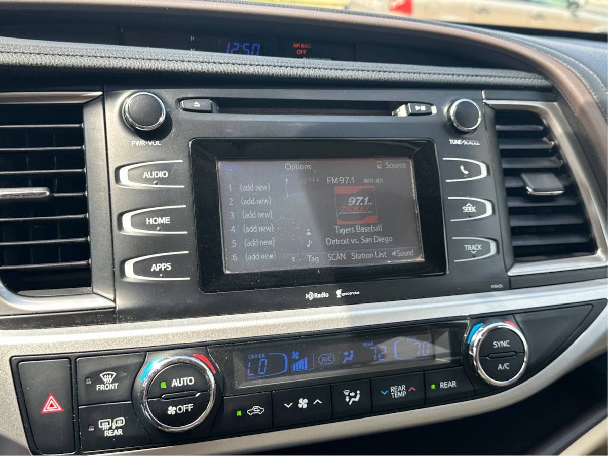 Vehicle image 31 of 37