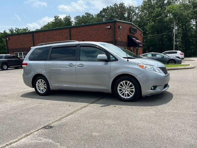 2014 Toyota Sienna XLE Auto Access Seat
