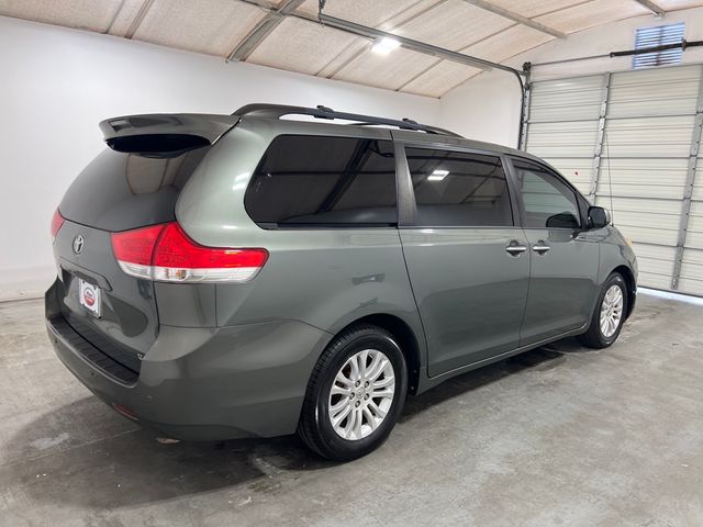 2014 Toyota Sienna XLE Auto Access Seat