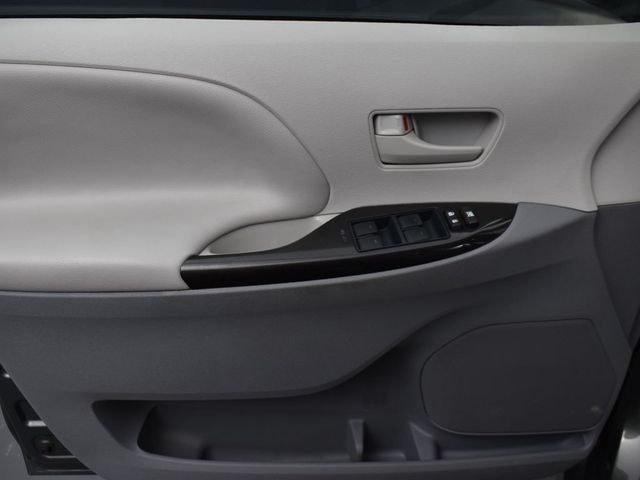 2014 Toyota Sienna LE Auto Access Seat