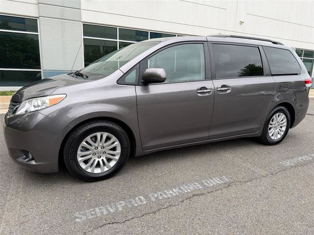 2014 Toyota Sienna XLE Auto Access Seat