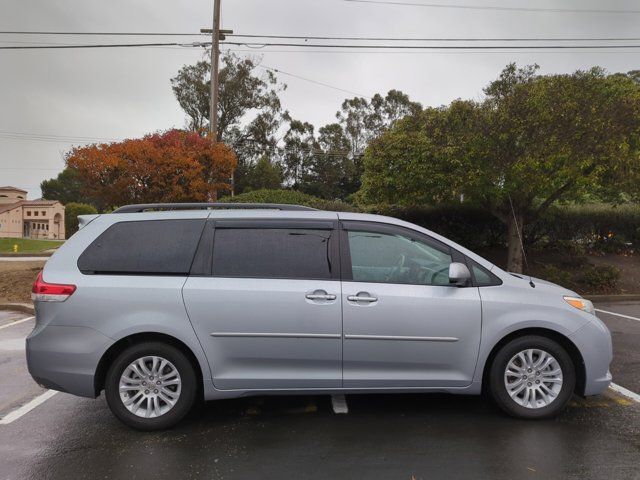 2014 Toyota Sienna XLE Auto Access Seat