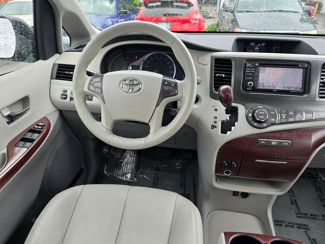 2014 Toyota Sienna XLE Auto Access Seat