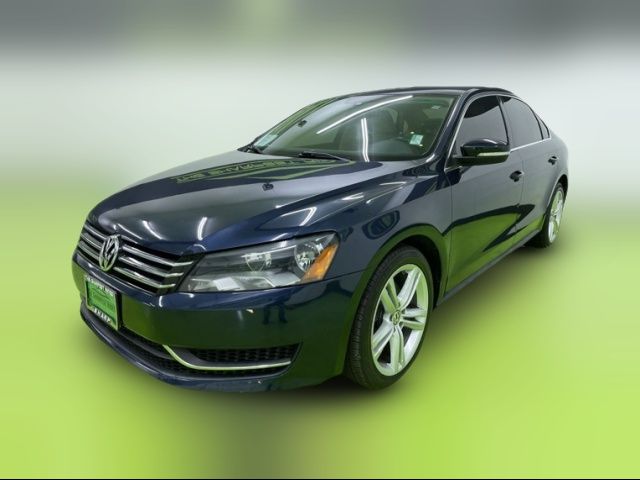 2014 Volkswagen Passat SE Navigation