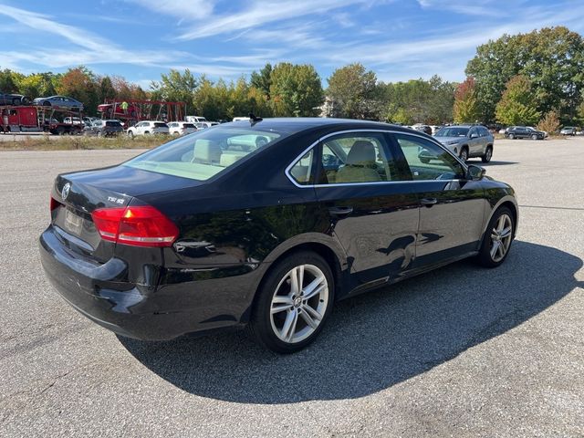 2014 Volkswagen Passat SE Navigation