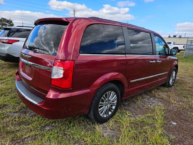 2015 Chrysler Town & Country Touring-L