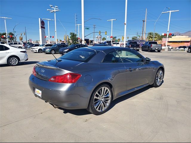 2015 INFINITI Q60 Base