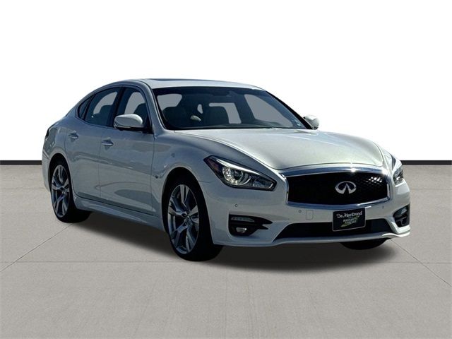 2015 INFINITI Q70 Base