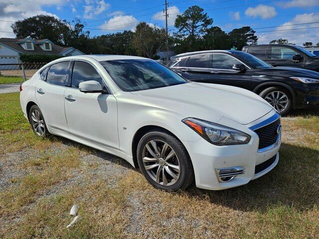 2015 INFINITI Q70 Base