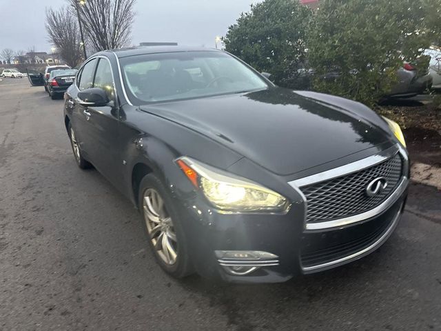 2015 INFINITI Q70 Base