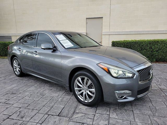 2015 INFINITI Q70 Base