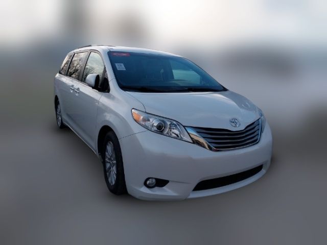 2015 Toyota Sienna XLE Auto Access Seat