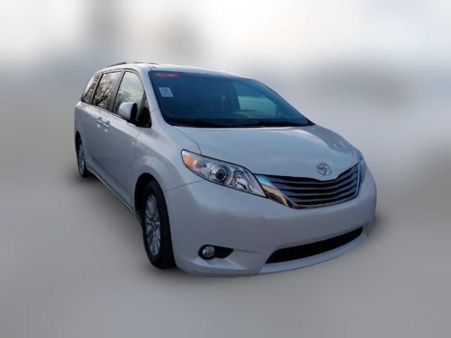 2015 Toyota Sienna XLE Auto Access Seat