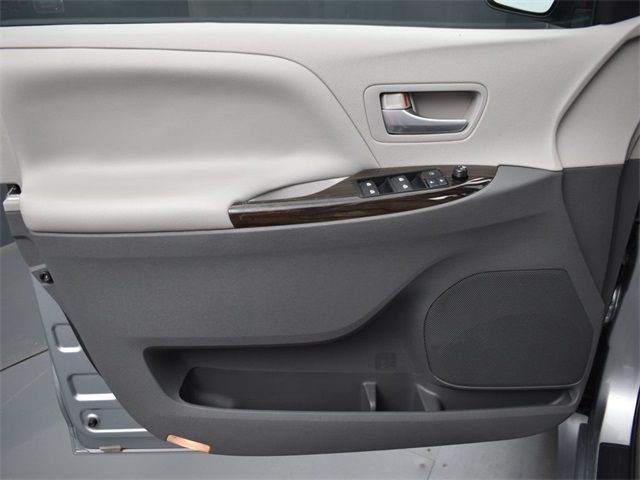 2015 Toyota Sienna XLE Auto Access Seat