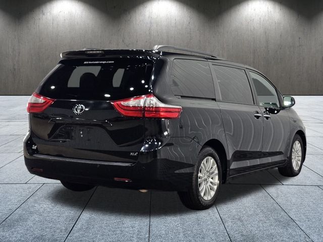 2015 Toyota Sienna XLE Auto Access Seat