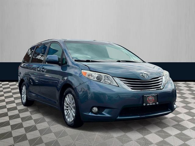 2015 Toyota Sienna XLE Auto Access Seat