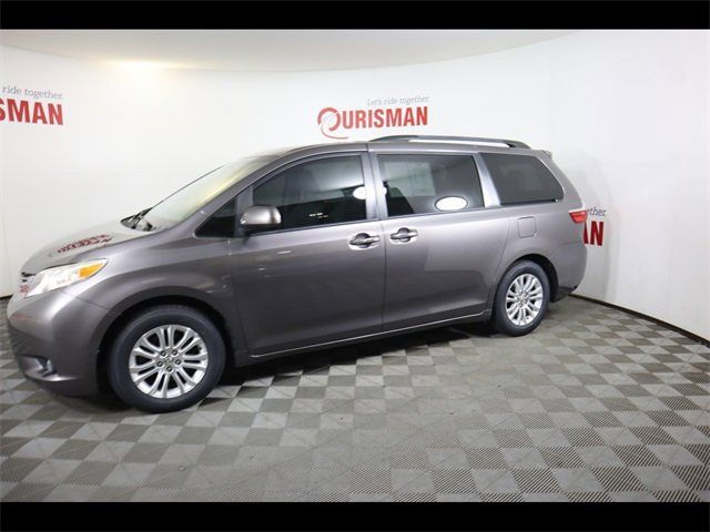 2015 Toyota Sienna XLE Auto Access Seat