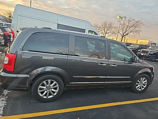 2016 Chrysler Town & Country Limited Platinum