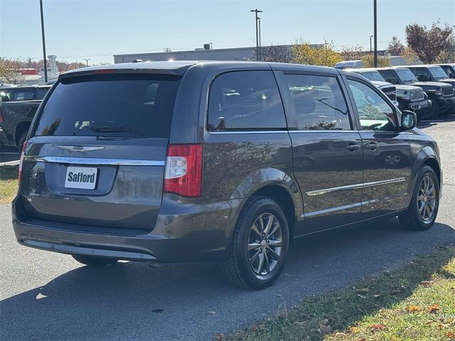 2016 Chrysler Town & Country S