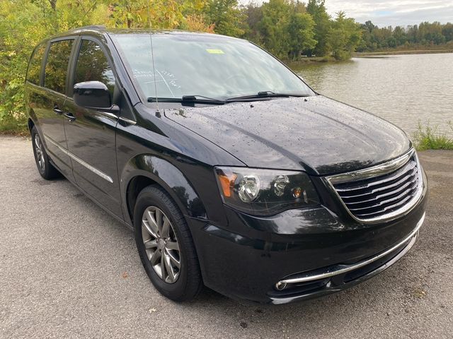 2016 Chrysler Town & Country S