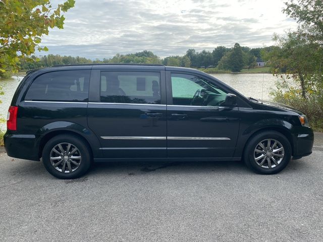 2016 Chrysler Town & Country S