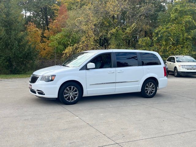 2016 Chrysler Town & Country S