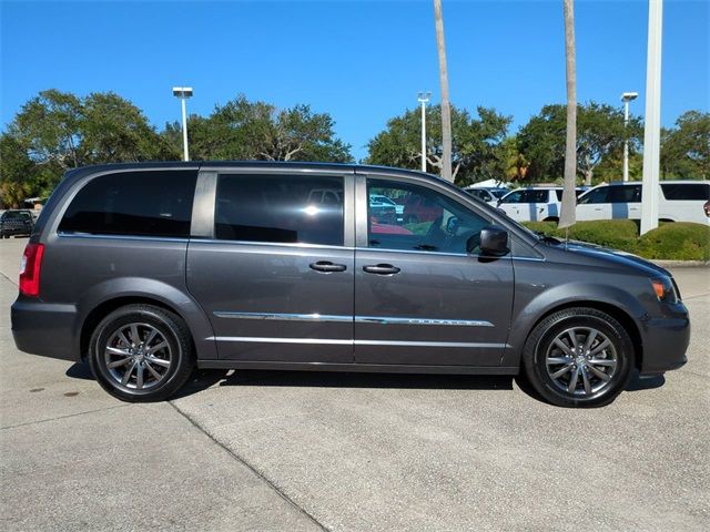 2016 Chrysler Town & Country S