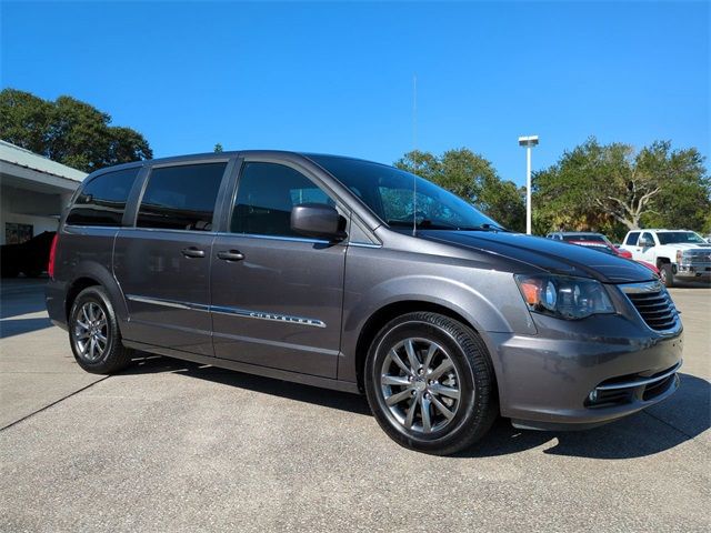 2016 Chrysler Town & Country S