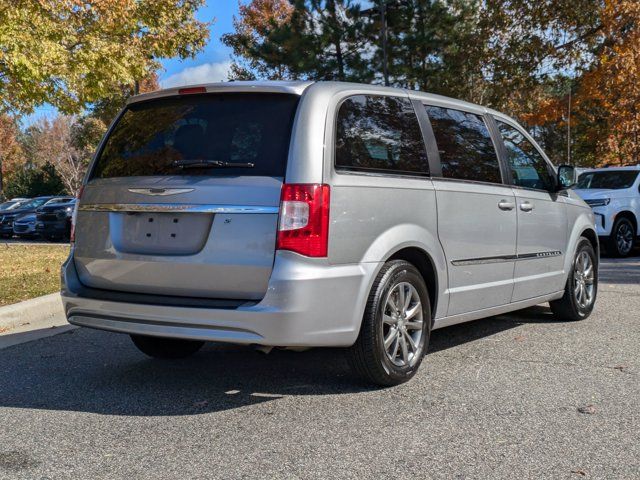 2016 Chrysler Town & Country S