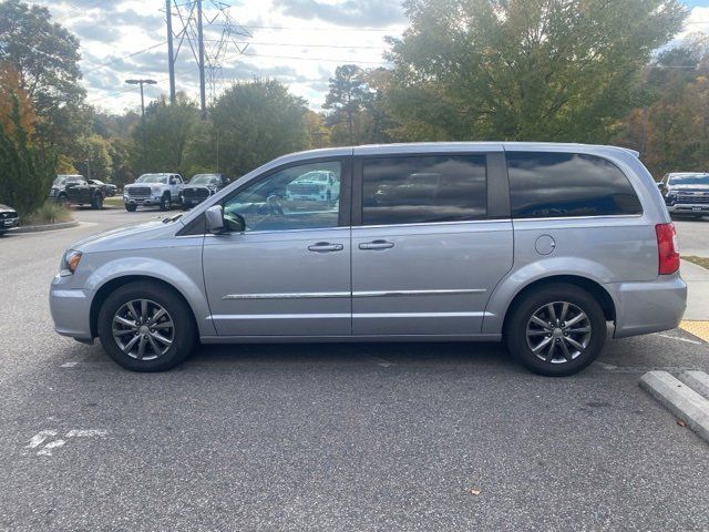 2016 Chrysler Town & Country S