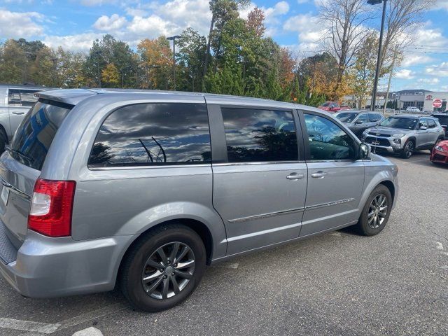 2016 Chrysler Town & Country S